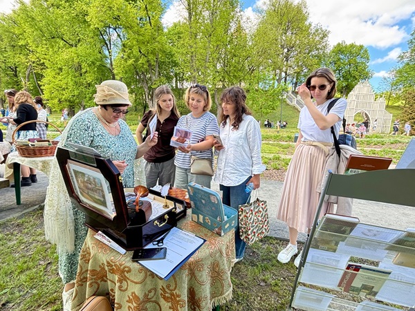 Солнце, книги и усадебная культура!