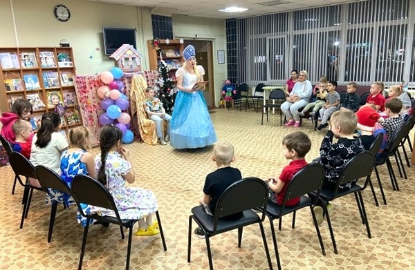 Как блестит огнями елка!