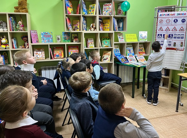 Больше нет у нас тревоги, знаем правила дороги