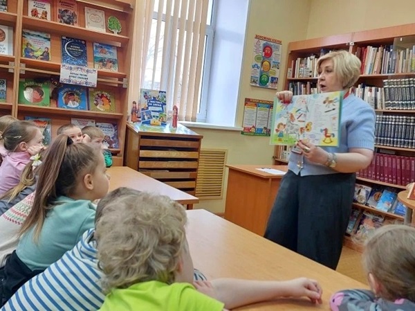  В небе радуга смеется