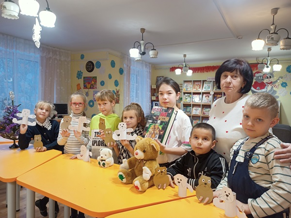У меня живет на полке плюшевый медведь