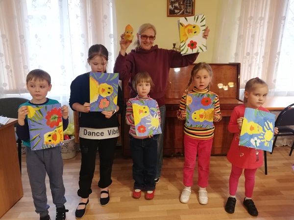 ОН НАД НАМИ ВЕРХ НОГАМИ