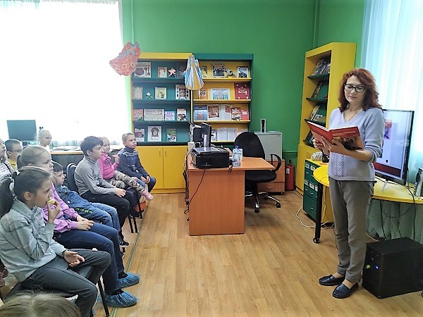 Библиотекари читают детям о войне