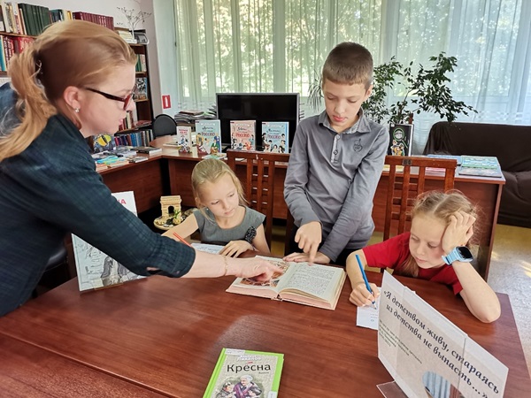 Я детством живу, стараясь из детства не выпасть