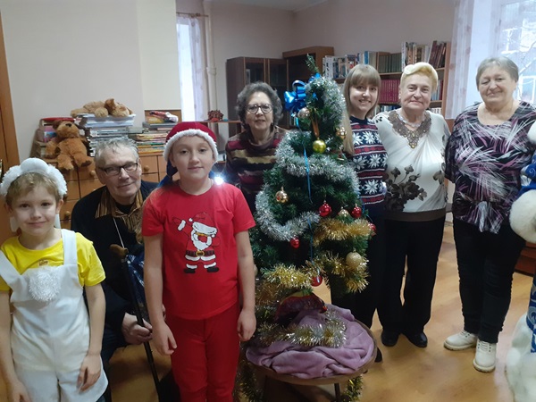 Библиотечная ёлка зажигает огни