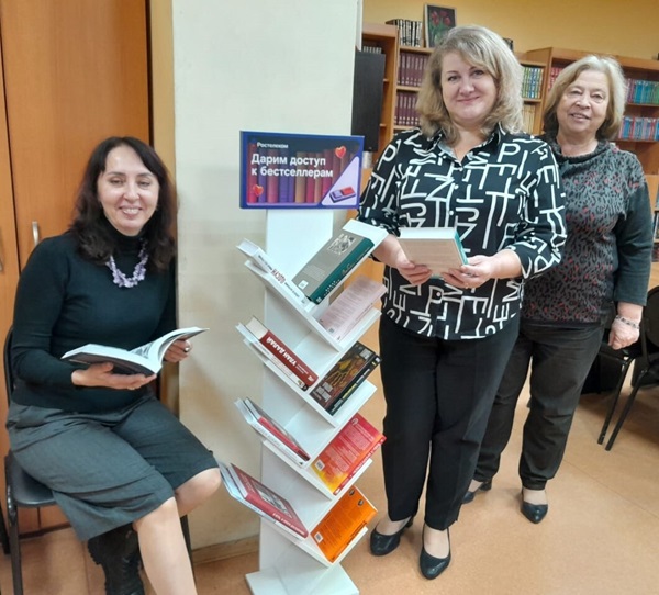 Дарим книжную полку с новинками Центральным библиотекам