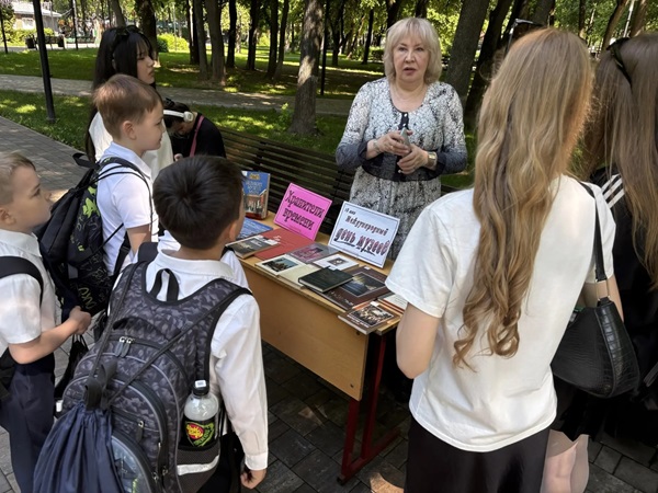 Книжки вышли на прогулку, чтоб найти себе друзей!