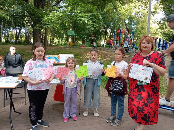 "В мир знаний нам открыта дверь"