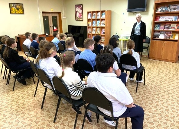 И врагу никогда не добиться, чтоб склонилась твоя голова