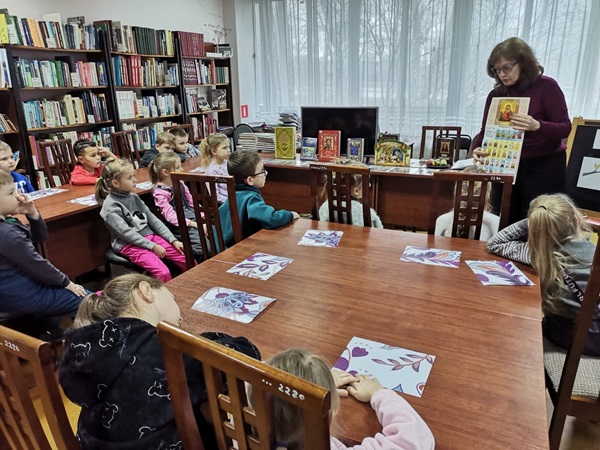 Праздник встречаем радостно